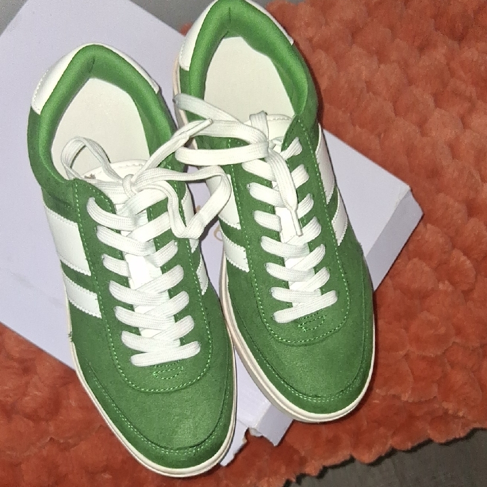 Madden Girl Green and White Sneakers. 9.5 - Picture 6 of 8